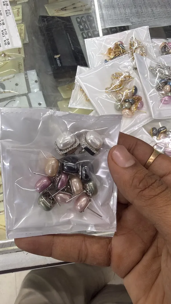 Stylish_Color_Changing_Studs