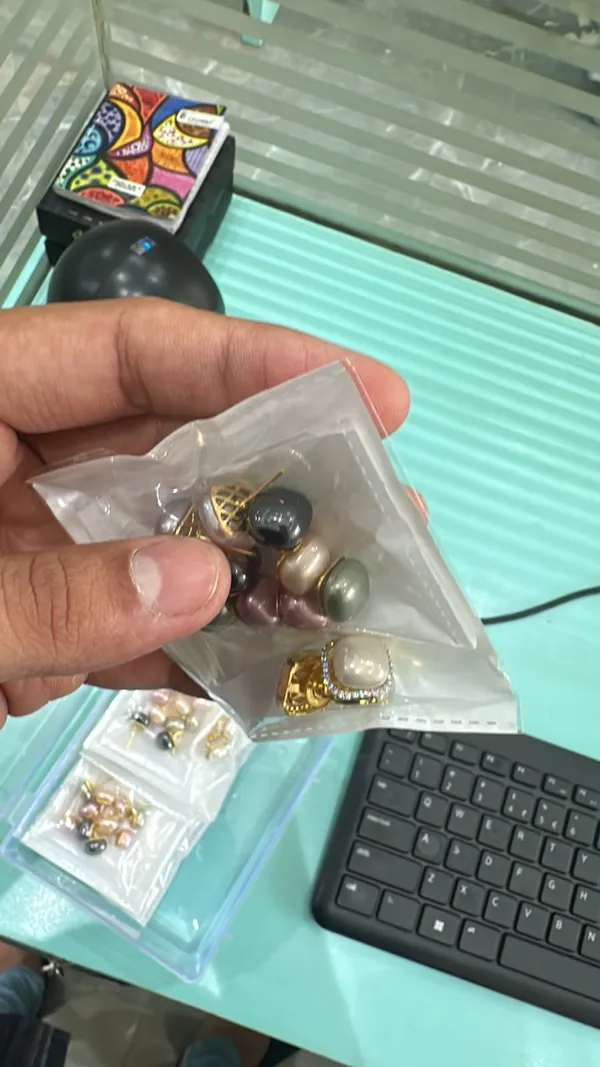 Stylish_Color_Changing_Studs