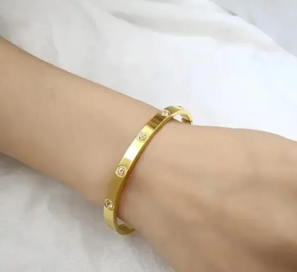 Timeless_Screw-Accented_Luxury_Kada_