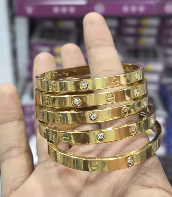 Timeless_Screw-Accented_Luxury_Kada_