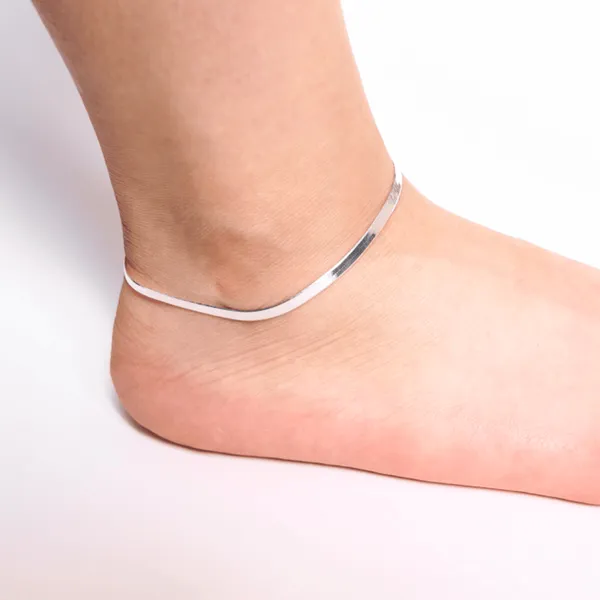 Silver_Minimal_Snake_Anklet_Effortless_Elegance_For_Women