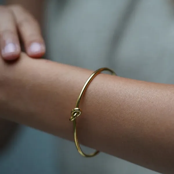 Gold_Eternal_Knot_Bracelet_Symbol_Of_Endless_Bond_For_Women