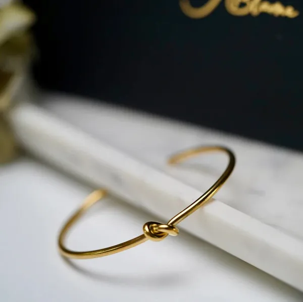 Gold_Eternal_Knot_Bracelet_Symbol_Of_Endless_Bond_For_Women