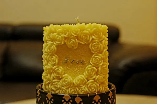 The_Aboli_Amber_Roast_and_Golden_CRUMB_Candle_(_Yellow_Color_)