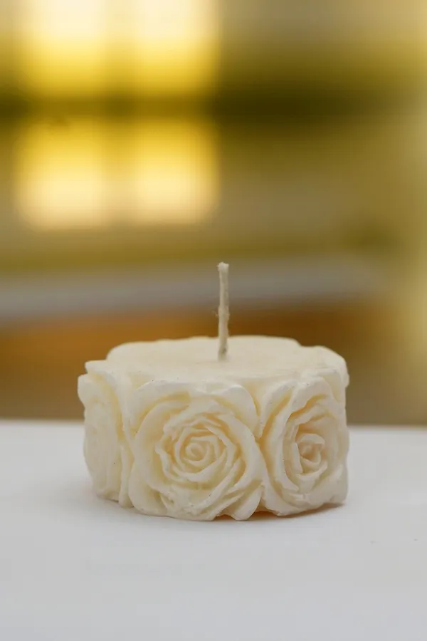 The_Aboli_Crimson_frost_Candle_(_White_Color_)