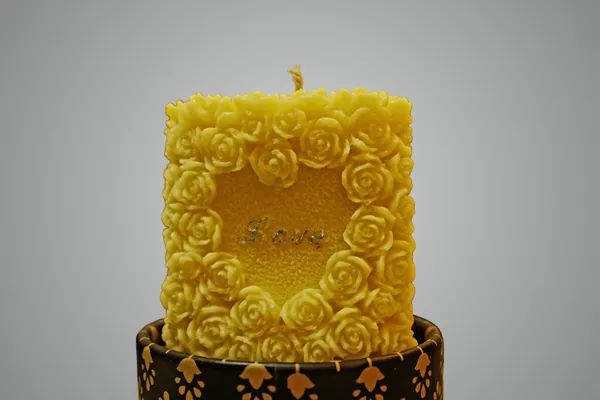 The_Aboli_Amber_Roast_and_Golden_CRUMB_Candle_(_Yellow_Color_)