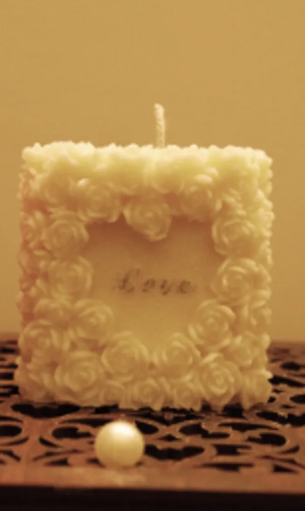The_Aboli_Amber_Roast_and_Golden_CRUMB_Candle_(_White_Color_)