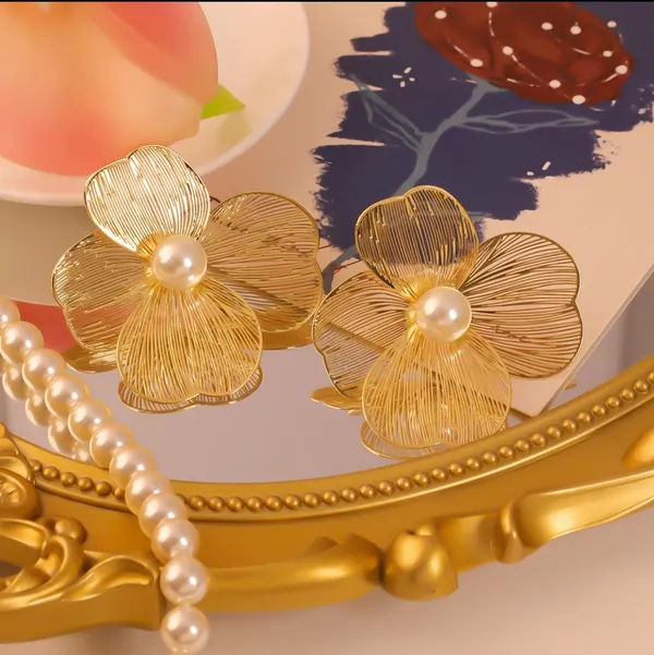 Golden_Elegant_Filigree_Floral_Stud_Earrings_For_Women