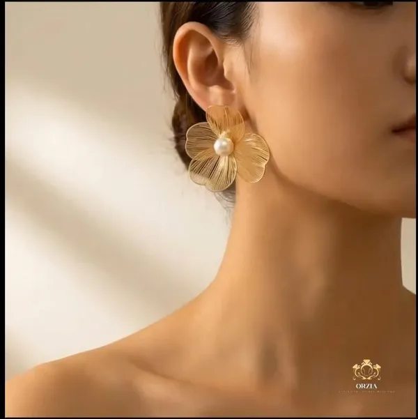 Golden_Elegant_Filigree_Floral_Stud_Earrings_For_Women