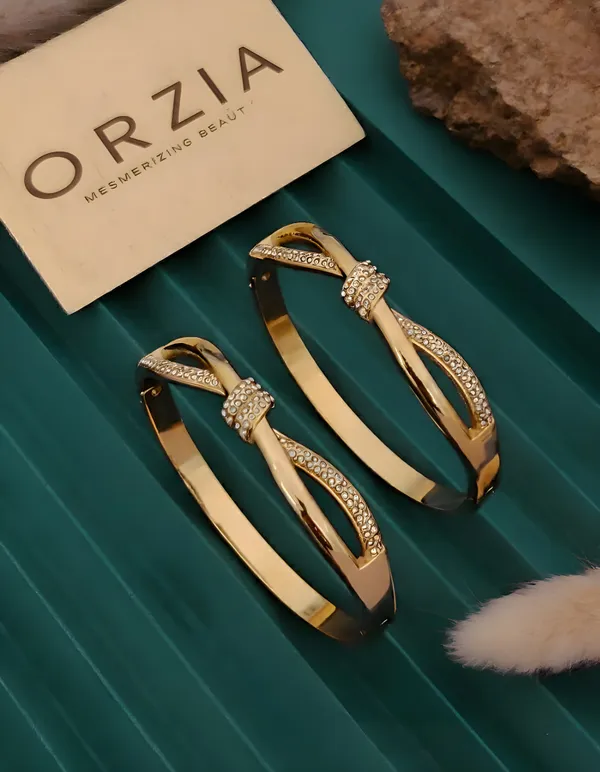 Orzia_Real_18_k_gold_plated__Pavé_Knot_Bangle