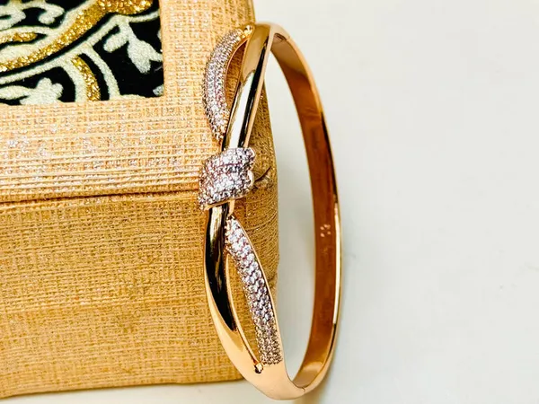 Orzia_Real_18_k_gold_plated__Pavé_Knot_Bangle