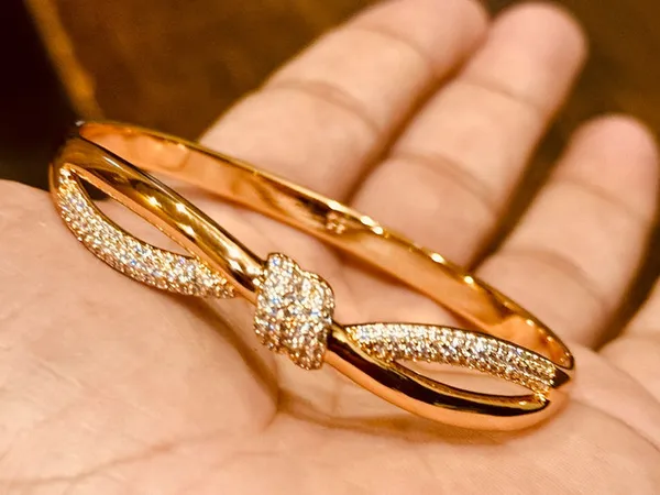 Orzia_Real_18_k_gold_plated__Pavé_Knot_Bangle