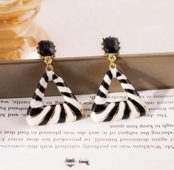 Black_And_White_Retro_Zebra-Stripe_Triangle_Drop_Earrings_For_Women