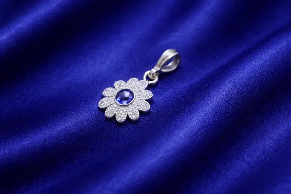 Classic_Silver_Pendant_For_Women