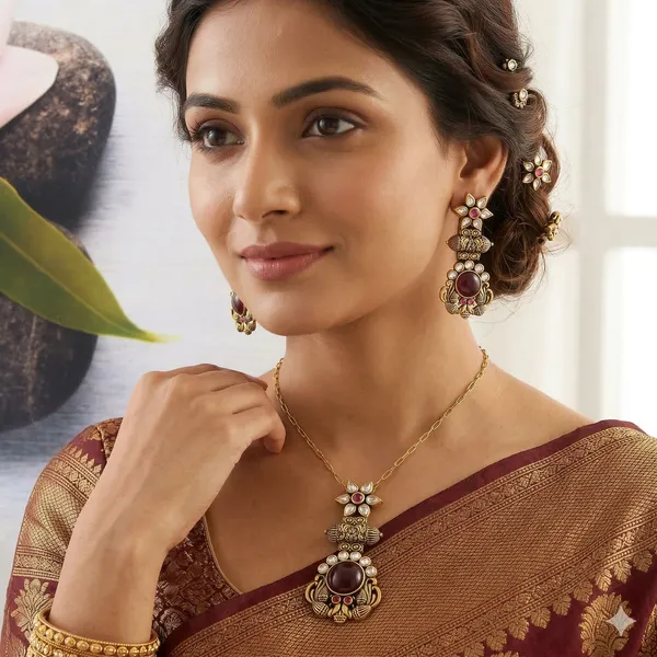 Antique_Gold_Designer_Kundan_Pendant_&_Earrings_Set_for_Women