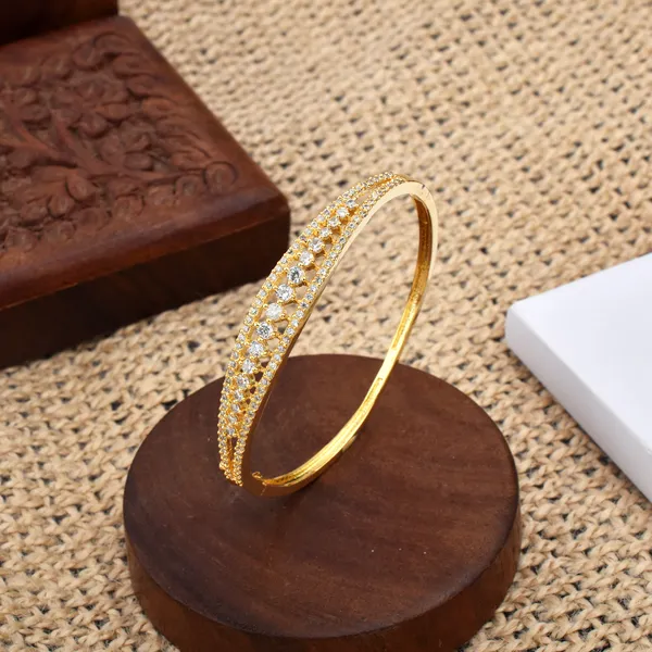 Elegant_Diamond_Gold_Sleek_Bracelet_for_Women_–_Minimal_Luxury_Design