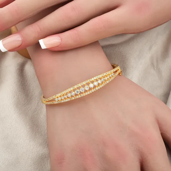 Elegant_Diamond_Gold_Sleek_Bracelet_for_Women_–_Minimal_Luxury_Design