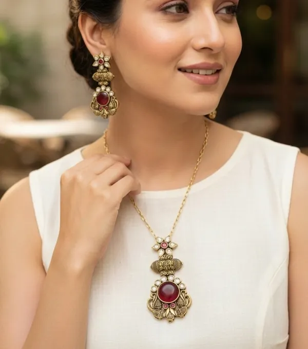 Antique_Gold_Designer_Kundan_Pendant_&_Earrings_Set_for_Women
