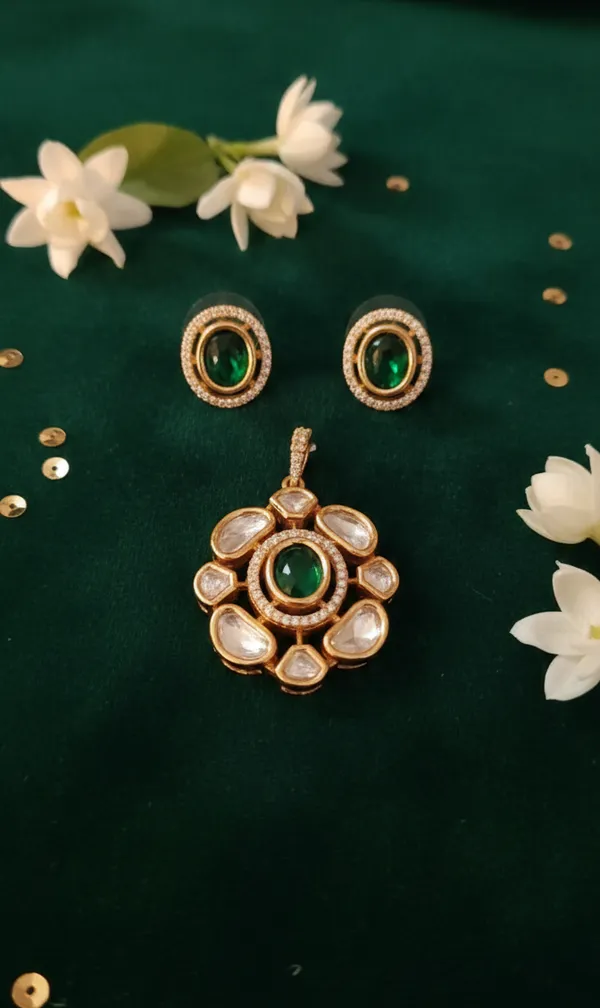 Premium_Polki_Pendant_set_|_Emerald_Premium_Polki_Pendant_Set