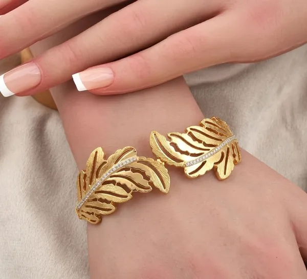 Anti_Tarnish_Openable_Leaf_Bracelet_for_Women_|_Elegant_Gold_Finish_Adjustable_Bracelet