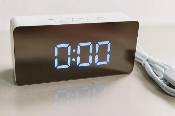 White_Digital_Mirror_Alarm_Clock_With_Led_Display_Smart_Temperature_Sensor_Snooze_Function