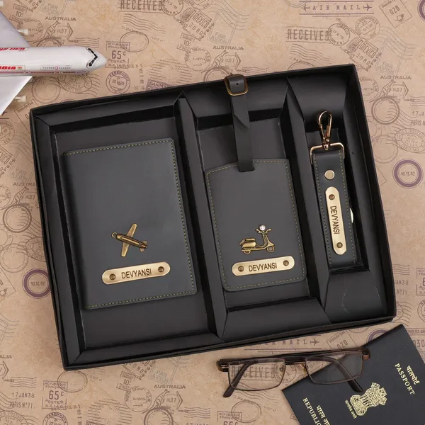 Personalized_Traveloholic_Gift_Set_(Passport_Cover_+_Luggage_Tag_+_Keychain)