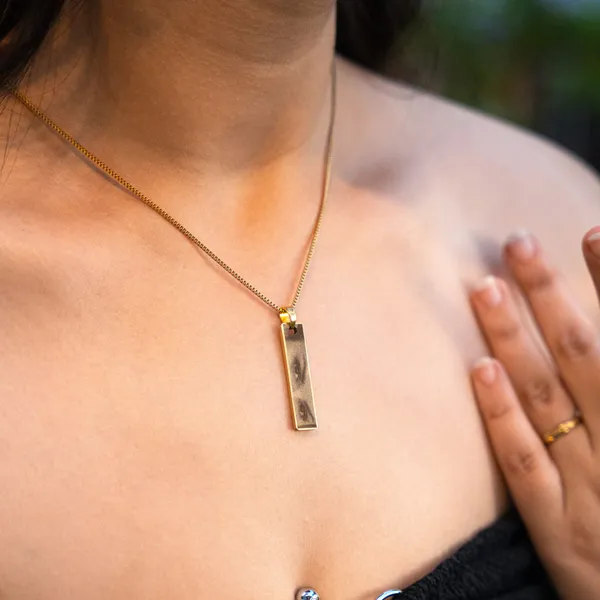 Personalized_Photo_Eye_Necklace_Golden
