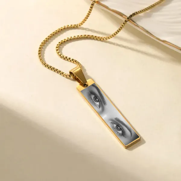 Personalized_Photo_Eye_Necklace_Golden