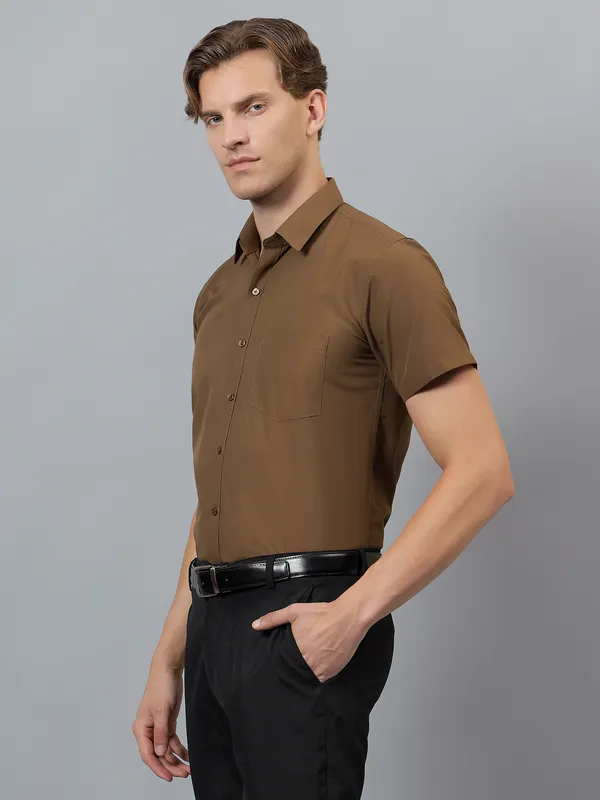Coffee_And_Brown_Slim_Fit_Solid_Spread_Collar_Half_Sleeve_Formal_Shirt_For_Men