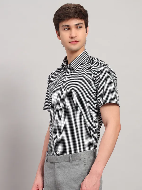 Black_And_White_Slim_Fit_Checked_Spread_Collar_Half_Sleeve_Cotton_Formal_Shirt_For_Men
