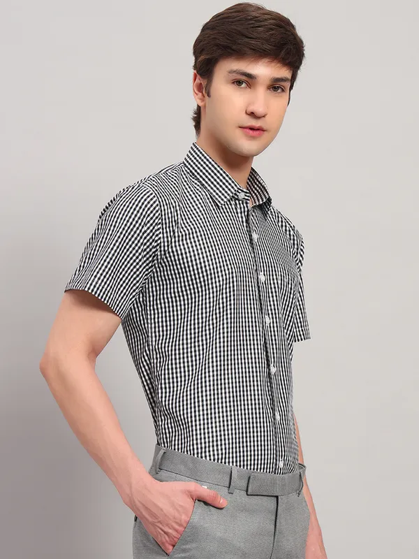 Black_And_White_Slim_Fit_Checked_Spread_Collar_Half_Sleeve_Cotton_Formal_Shirt_For_Men