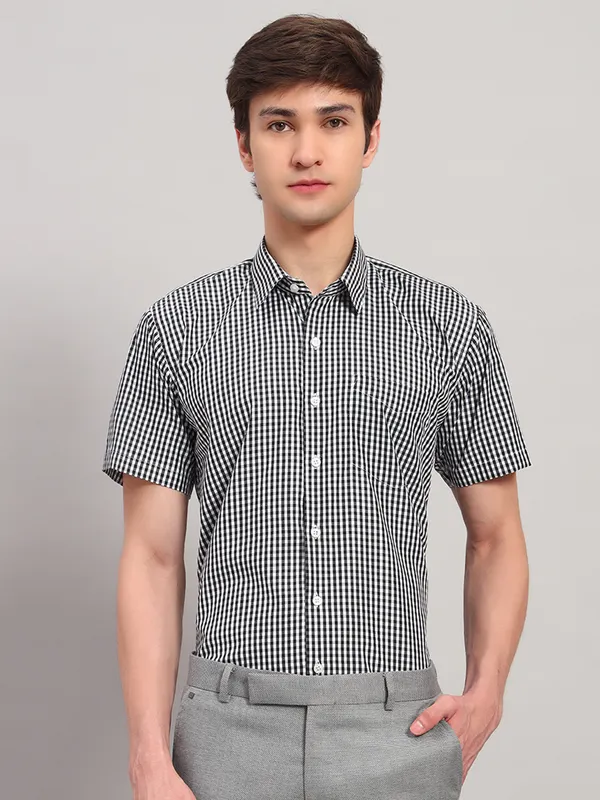 Black_And_White_Slim_Fit_Checked_Spread_Collar_Half_Sleeve_Cotton_Formal_Shirt_For_Men