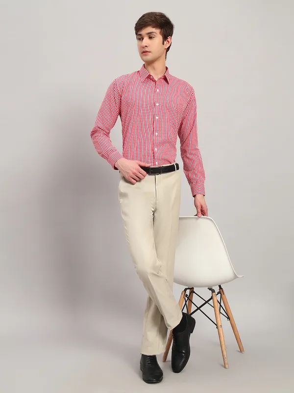 Red_And_White_Slim_Fit_Checked_Spread_Collar_Full_Sleeve_Cotton_Formal_Shirt_For_Men