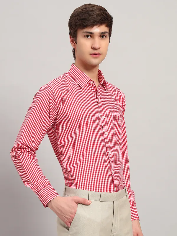 Red_And_White_Slim_Fit_Checked_Spread_Collar_Full_Sleeve_Cotton_Formal_Shirt_For_Men