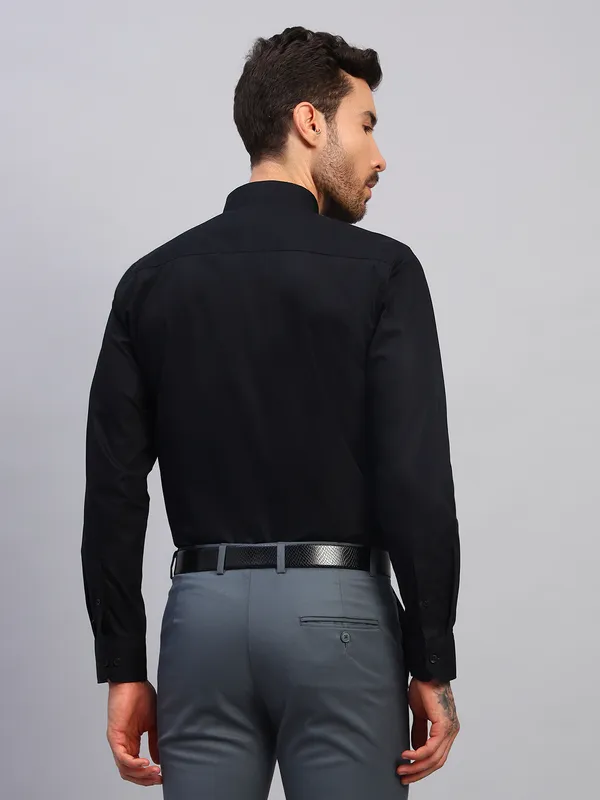 Black_Spread_Collar_Textured_Cotton_Slim_Fit_Formal_Shirt_For_Men