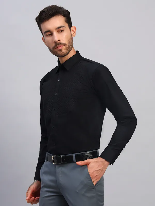Black_Spread_Collar_Textured_Cotton_Slim_Fit_Formal_Shirt_For_Men
