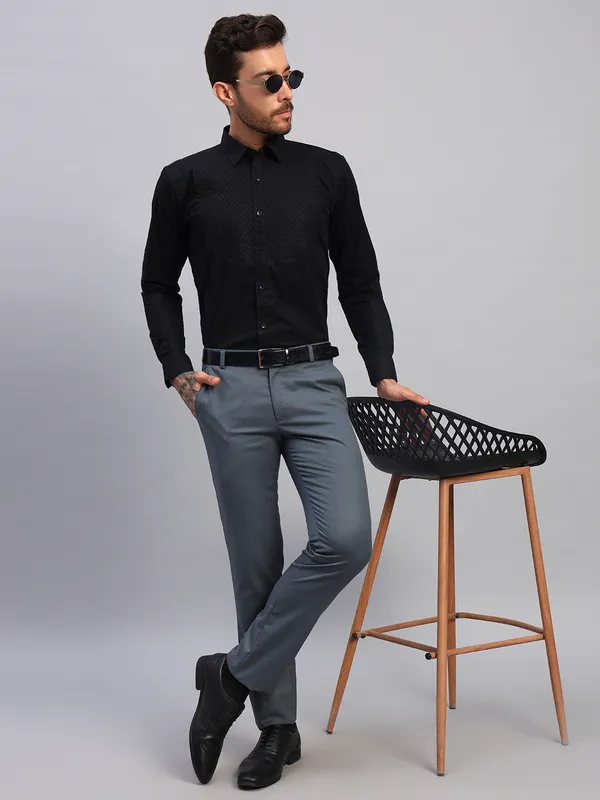 Black_Spread_Collar_Textured_Cotton_Slim_Fit_Formal_Shirt_For_Men