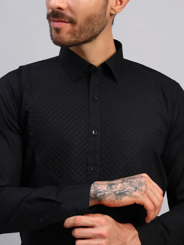 Black_Spread_Collar_Textured_Cotton_Slim_Fit_Formal_Shirt_For_Men
