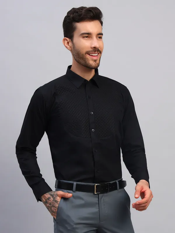 Black_Spread_Collar_Textured_Cotton_Slim_Fit_Formal_Shirt_For_Men