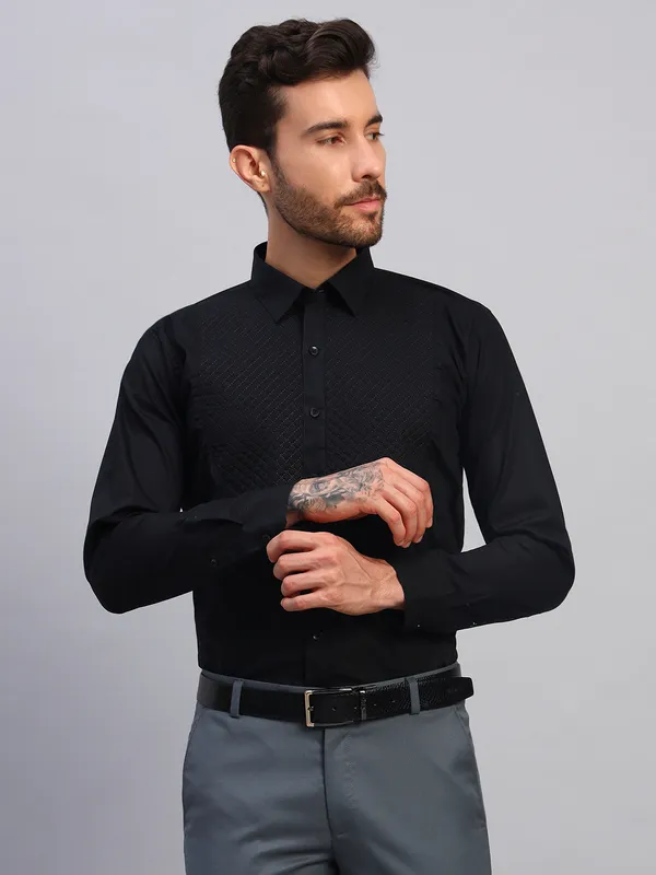Black_Spread_Collar_Textured_Cotton_Slim_Fit_Formal_Shirt_For_Men