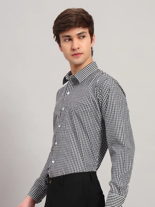 Black_And_White_Slim_Fit_Checked_Spread_Collar_Full_Sleeve_Cotton_Formal_Shirt_For_Men