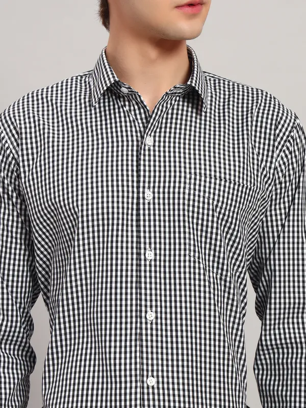 Black_And_White_Slim_Fit_Checked_Spread_Collar_Full_Sleeve_Cotton_Formal_Shirt_For_Men