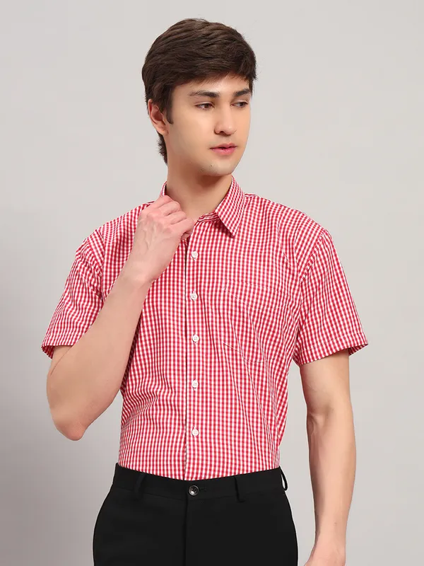 Red_And_White_Slim_Fit_Checked_Spread_Collar_Half_Sleeve_Cotton_Formal_Shirt_For_Men