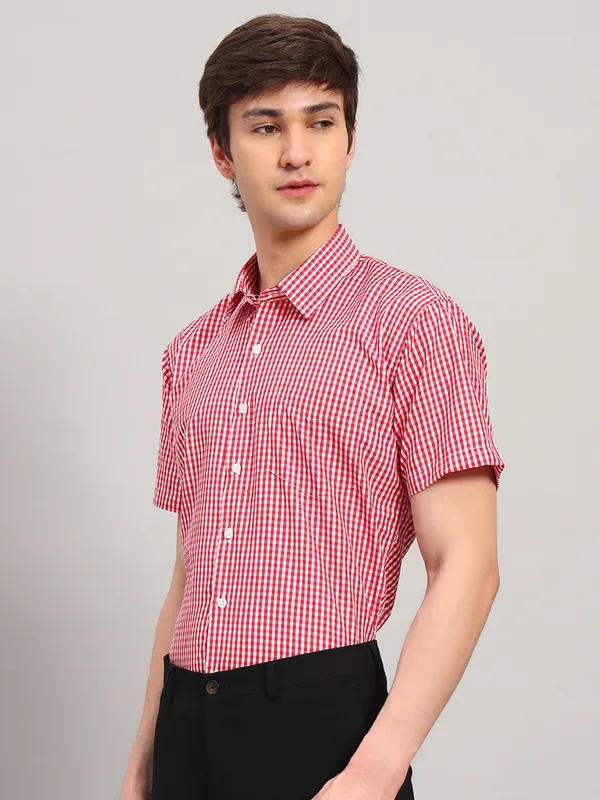 Red_And_White_Slim_Fit_Checked_Spread_Collar_Half_Sleeve_Cotton_Formal_Shirt_For_Men
