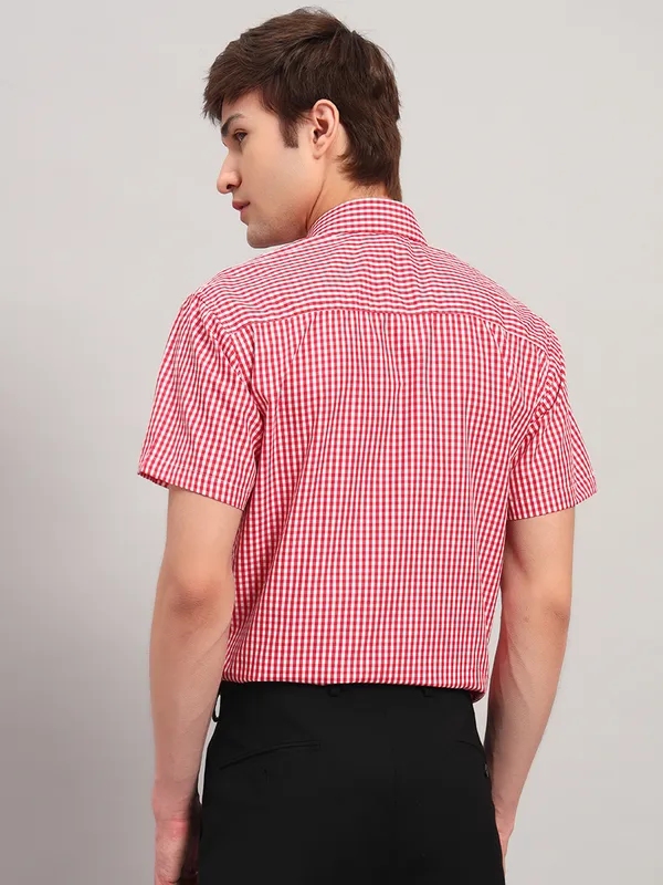 Red_And_White_Slim_Fit_Checked_Spread_Collar_Half_Sleeve_Cotton_Formal_Shirt_For_Men
