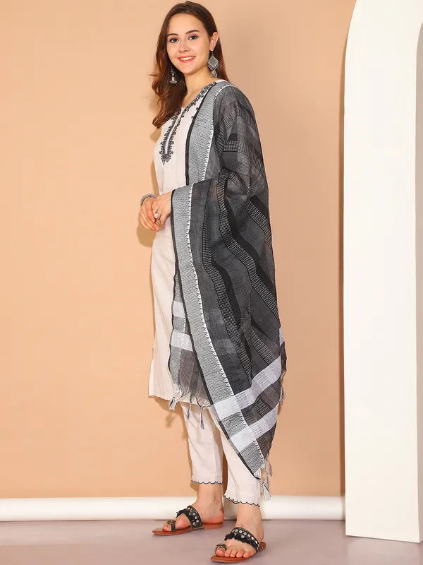 Off_White_Khadi_Cotton_Off_Ethnic_Kurta_Suit_With_Dupatta_Set_For_Women