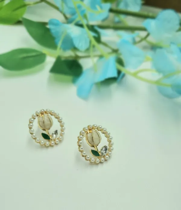 Elegant_Pearl_Flower_Earrings_Pearl_Alloy_Stud_Earring