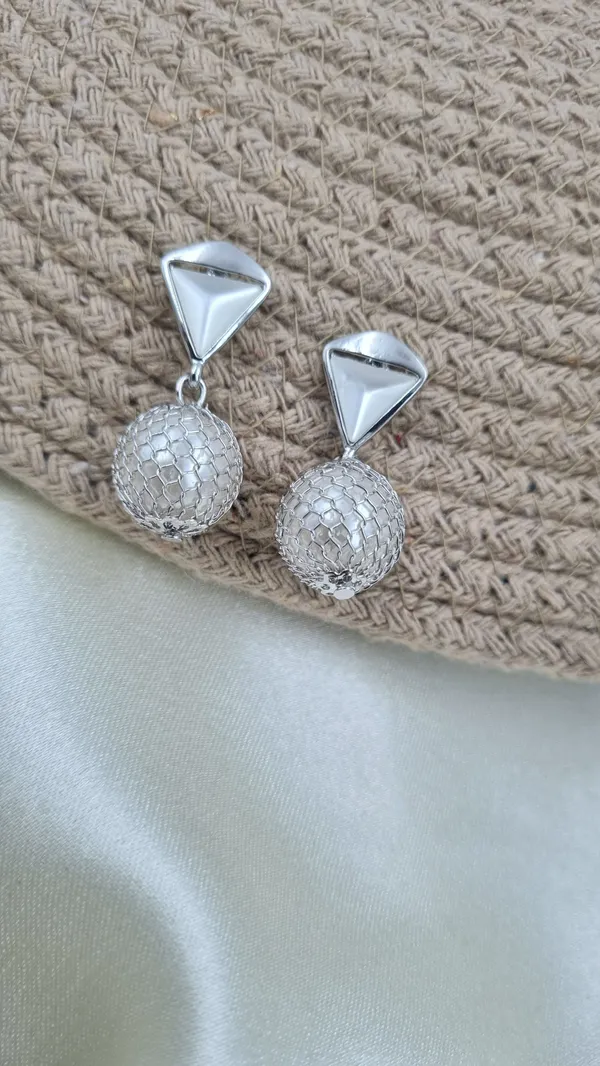 Timeless_Elegance:_Classic_Pearl_and_Crystal_Earrings_with_a_Modern_Touch_Crystal_Alloy_Drops_&_Danglers