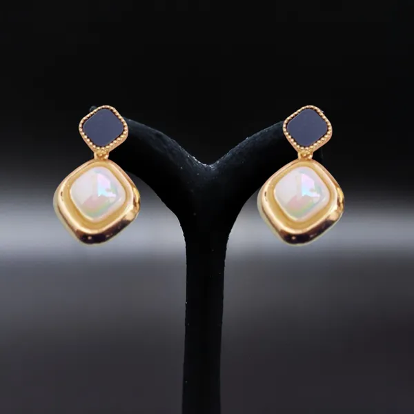 Latest_design_glass_Earring_Pearl_Brass,_Mother_of_Pearl_Drops_&_Danglers,_Hoop_Earring,_Stud_Earring,_Stud_Earring,_Earring_Set