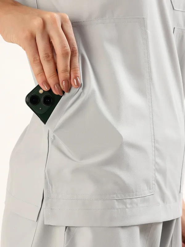 Customized_Cloud_Grey_V-Neck_Scrub_Suit_Set_Ultra_Soft_With_9_Pockets_For_Women